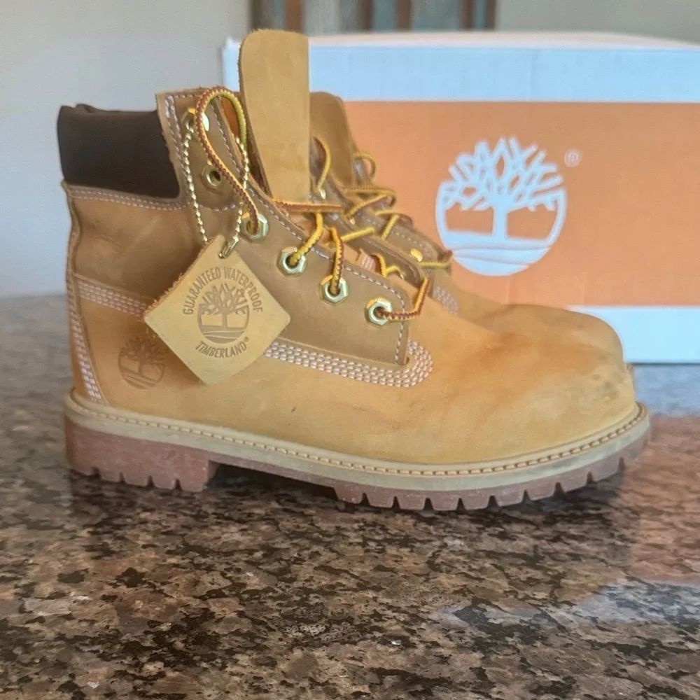 Timberland classic wheat nubuck Brown and Tan Boots 5 juniors EUC